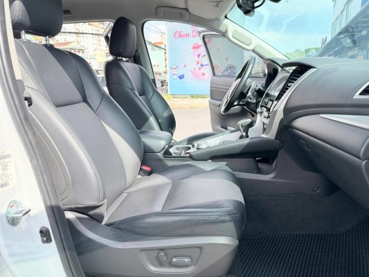 ucar mitsubishi pajero sport 2022 trắng