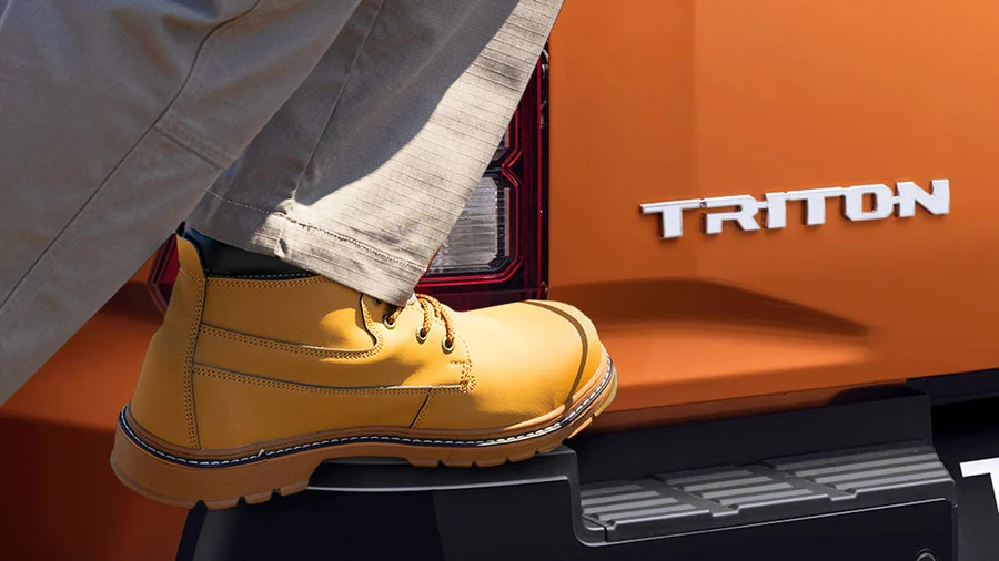 Bệ bước chân thùng xe Triton